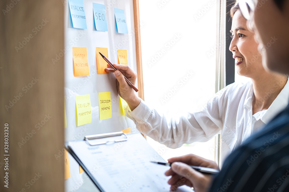Aufkleber two creative business people meeting and planning use post it notes sticky note on board to share id