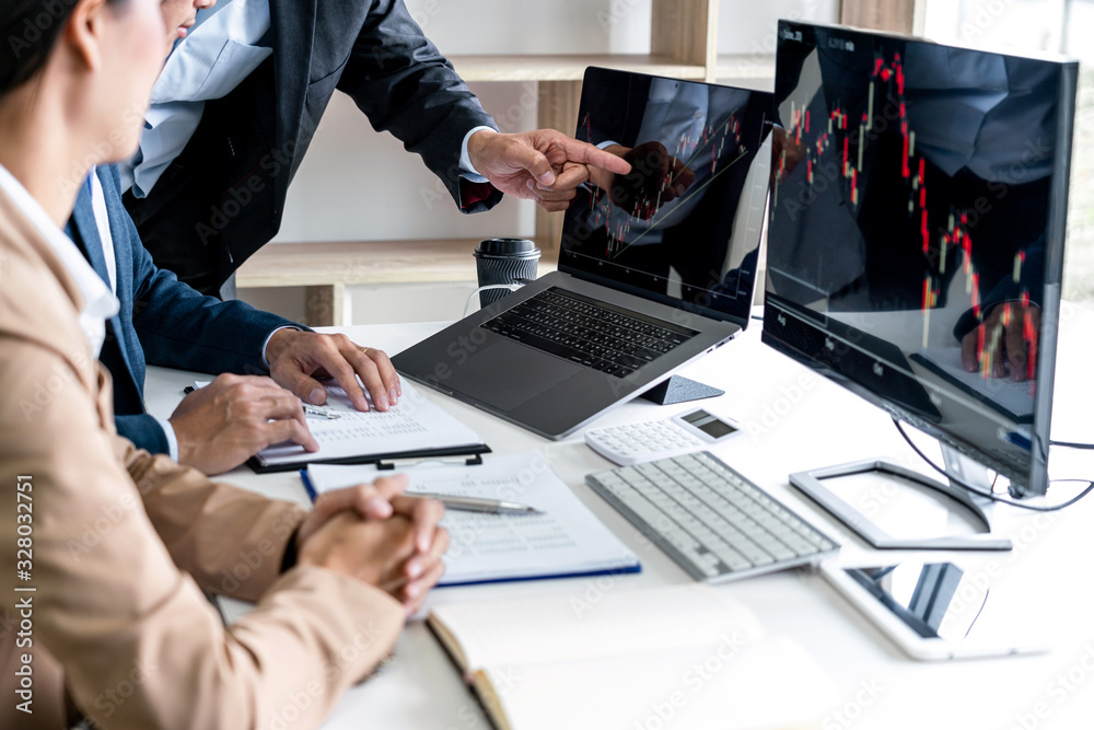 Aufkleber business team investment working with computer, planning and analyzing graph stock market trading wi