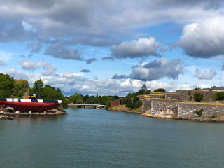 Fototapeta premium Helsinki, Finland : Suomenlinna, Sveaborg sea fortress seen from boat cruise.
