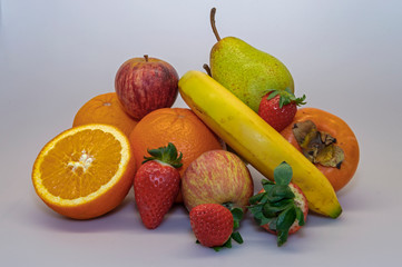 Morango, Maçã, Banana, Pera Rocha, Laranja, Dióspiro. Fruta variada essencial para uma alimentação saudável e equilibrada.