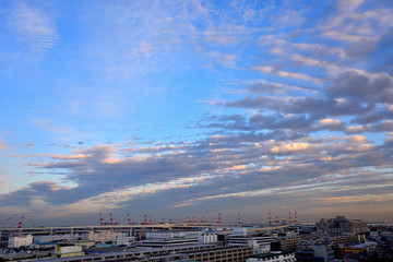 港の見える丘公園から見下ろす夕焼けの横浜港