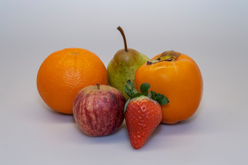 Morango, Maçã, Dióspiro, Laranja, Pera Rocha. Fruta variada essencial para uma alimentação saudável e equilibrada.