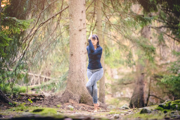 Ragazza che pratica yoga all'aperto