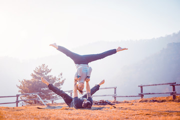 Acroyoga di coppia all'aperto