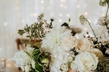 Obraz na płótnie Canvas Wedding flowers decoration in the restaurant in pastel colors