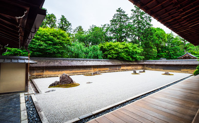 春の京都　龍安寺