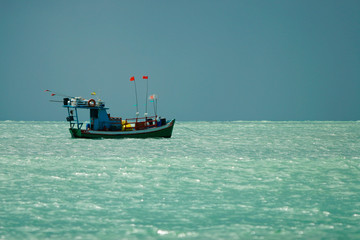 Obraz premium barco de pesca no mar de Natal, Rio Grande do Norte, Brasil