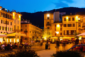 Fototapeta na wymiar Busy nightlife of Como streets, Italy