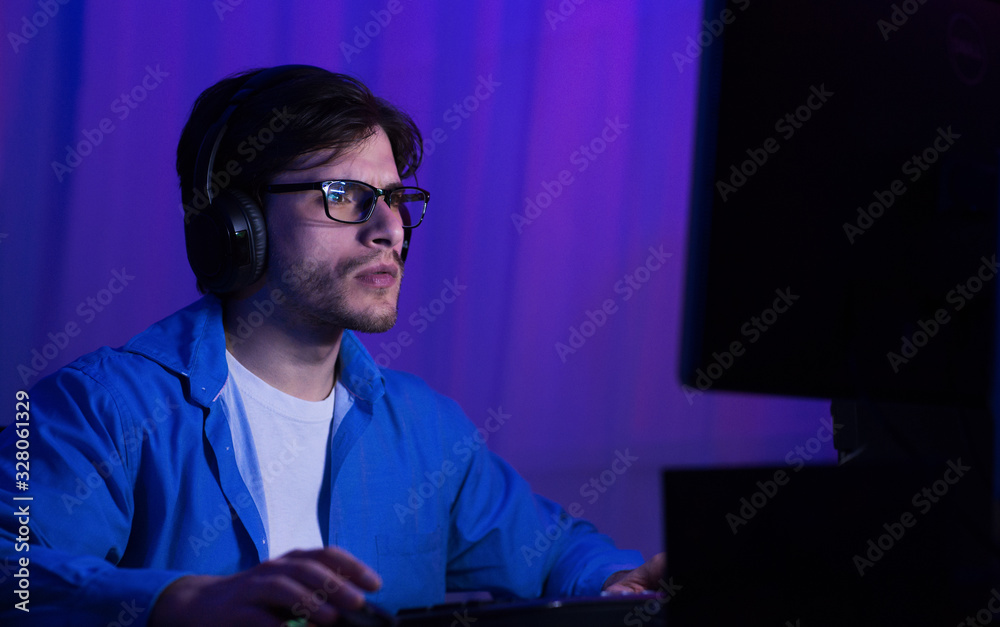 Aufkleber Freelancer Guy Using Desktop Computer Coding Working Online At Night