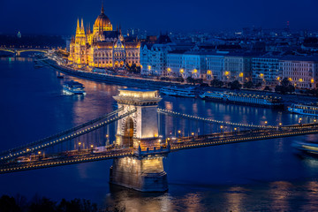 Obraz premium Night panorama shot of Budapest, Hungary