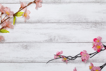 桜の花と白い木の板の背景