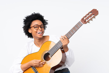 Obraz premium African american woman with guitar over isolated background