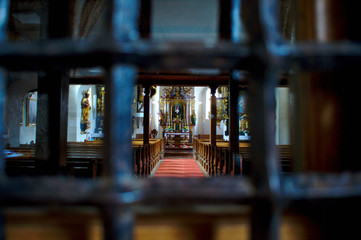 Kirche durch Gitterstäbe