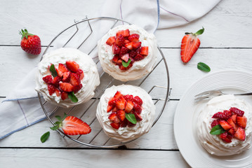 Obraz na płótnie Canvas Delicious Pavlova cake with meringue and fresh strawberries