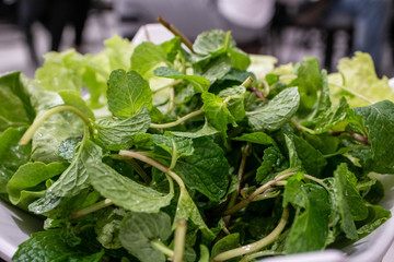 お皿に山盛りになったハーブ