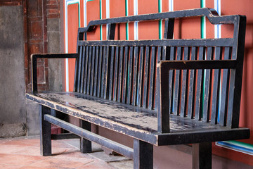 古い木製のベンチ