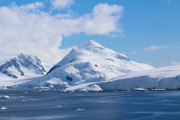 Fototapeta na wymiar Frozen coasts, icebergs and mountains of the Antarctic Peninsula. The mountains at Paradise Bay on the Danco Coast, Antarctica