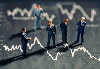 Businessmen and chart with falling stock prices - obrazy, fototapety, plakaty