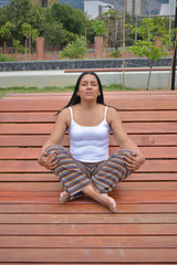 Naklejka premium Mujer morena latina haciendo ejercicios de yoga