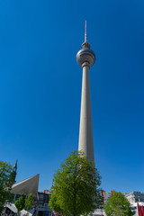 Obraz premium Fehrnsehturm Berlin bei strahlendem Himmel - die Natur erholt sich.