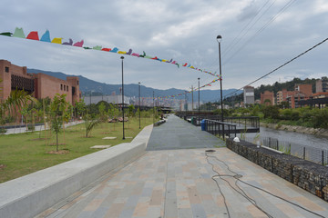 Fototapeta na wymiar Boulevar Parque del Rio en Medellin