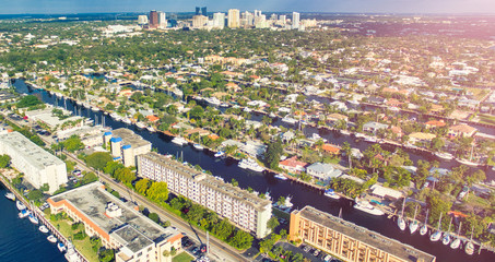 Obraz premium Fort Lauderdale, Florida. Aerial view of city skyline and canals on a sunny morning