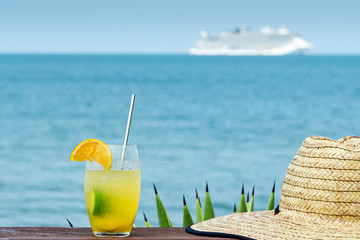 chapéu de palha, coquetel na beira da praia