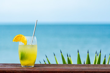 Coquetel tropical na beira da praia