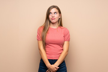 Obraz premium Teenager blonde girl over isolated background standing and looking to the side