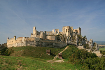 Fototapeta na wymiar Beckov castle - castle in ruins located near the village of Beckov, Slovakia