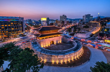 vue sur la porte traditionnelle de dongdaemun la nuit dans la ville de séoul en corée du sud