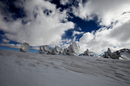 Radioteleskop Array ALMA in Chile, Atacama, Parabolantennen vor blauem Himmel mit Wolken