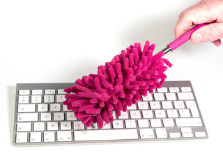brosse dépoussiérant le clavier d'ordinateur