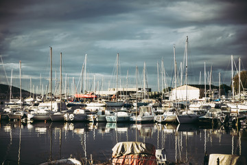 Obraz premium Ancien port de pêcheurs avec des petits bateaux 