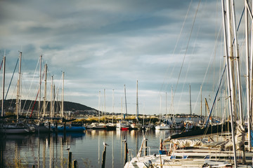 Ancien port de pêcheurs avec des petits bateaux	
