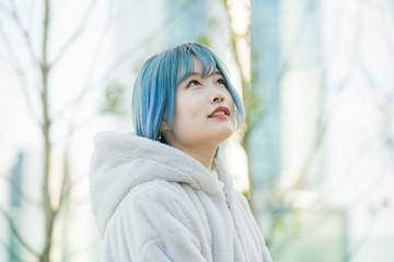 青い髪の若い女性