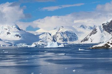 Fototapeta na wymiar Icebergs and mountains at Paradise Bay on the Danco Coast, Antarctica