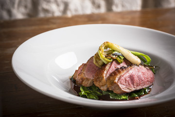 Petto d'anatra con verdure stufate