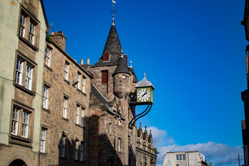 Fototapeta na wymiar old building in edinburgh scotland with blue sky
