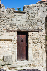 Natursteinwand und Eingangstür in Oppède le Vieux