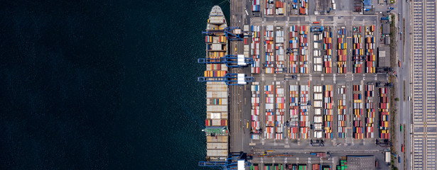Chargement et déchargement de porte-conteneurs dans un port en haute mer, Vue aérienne du transport logistique d& 39 importation et d& 39 exportation de marchandises par porte-conteneurs en haute mer, Chargement de conteneurs Navire de fret cargo.