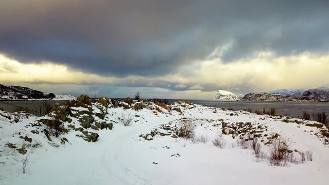 d&eacute;collage en drone dans la neige &agrave; c&ocirc;t&eacute; du pont de sommaroy en Norv&egrave;ge du nord au coucher du soleil sous les nuages mena&ccedil;ants de la temp&ecirc;te de neige