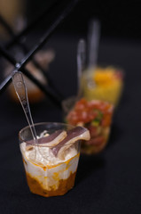 verrines de cocktail sur font noir - format paysage