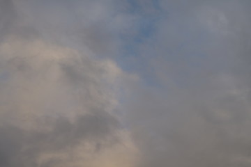 Obraz premium Clouds with sunlight and blue color during evening sunset 