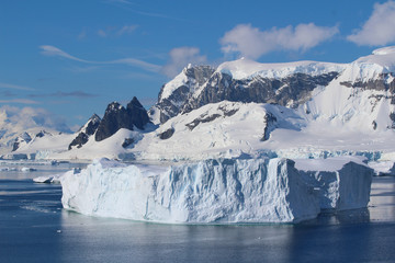 Fototapeta na wymiar Groups of icebergs floating in the cold waters of the Antarctic peninsula, Antarctica