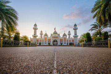 Fototapeta na wymiar Beautiful Pattani Central Mosque and evening sky recognized as a special tourist attraction.southern, Thailand.(Translate Thai and Arab text in image is name of the central mosque of Pattani)