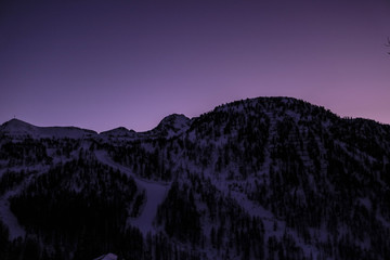 Photo de montagne avec un ciel coloré