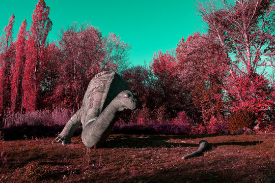 kaputter Dinosaurier in natur pink