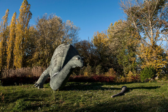 kaputter Dinosaurier in natur gr&uuml;n