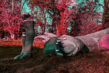 kaputter Dinosaurier liegend rot